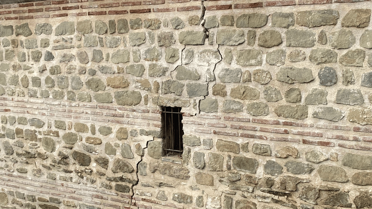 İki büyük deprem, 5 asırlık tarihi hanın duvarını çatlattı