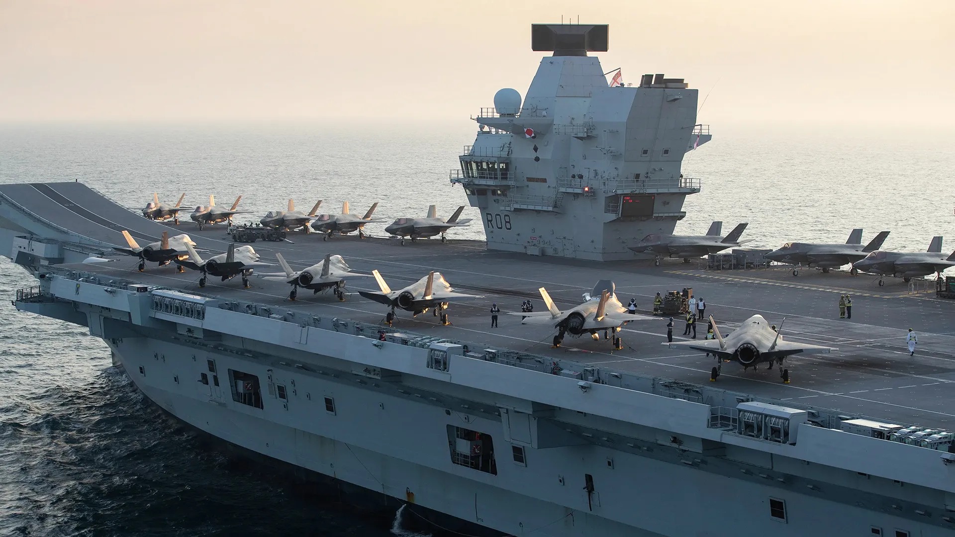 HMS Queen Elizabeth uçak gemisinin üstündeki F-35B uçakları