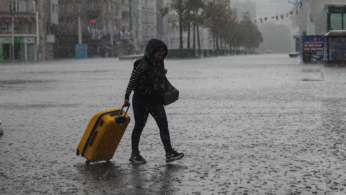 Yağmur altında kalan vatandaş. Fotoğraf: AA