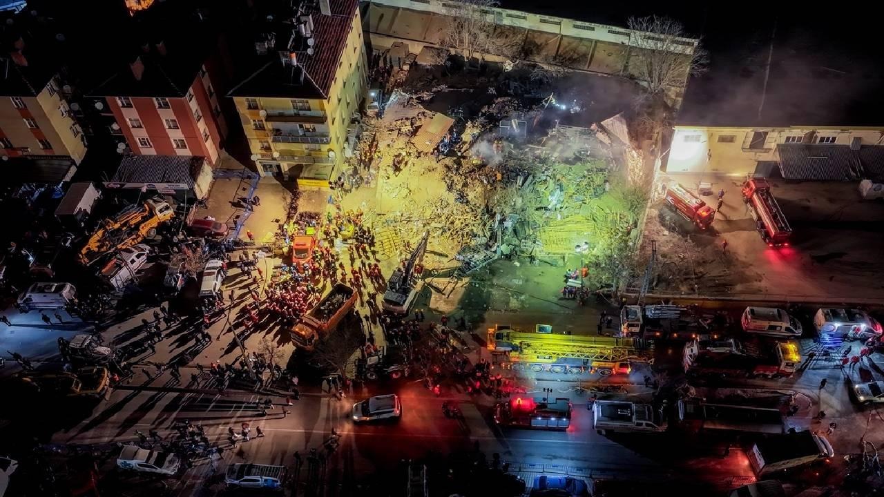 Konya'da çöken apartman. Fotoğraf: AA