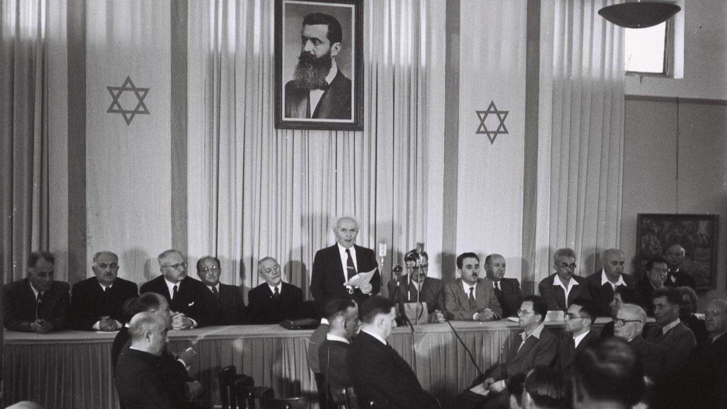 14 Mayıs 1948'de, Tel Aviv'deki bir salonda, İsrail'in kuruluşu dünyaya resmen ilan edildi. 