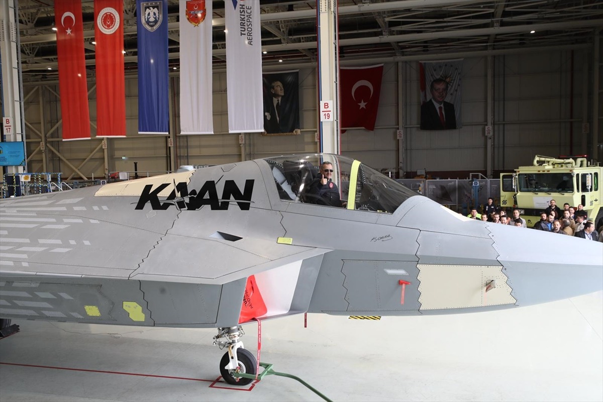 SSB Başkanı Haluk Görgün, KAAN'ın ilk uçuşu sonrası test pilotları ve proje ekibiyle görüştü
