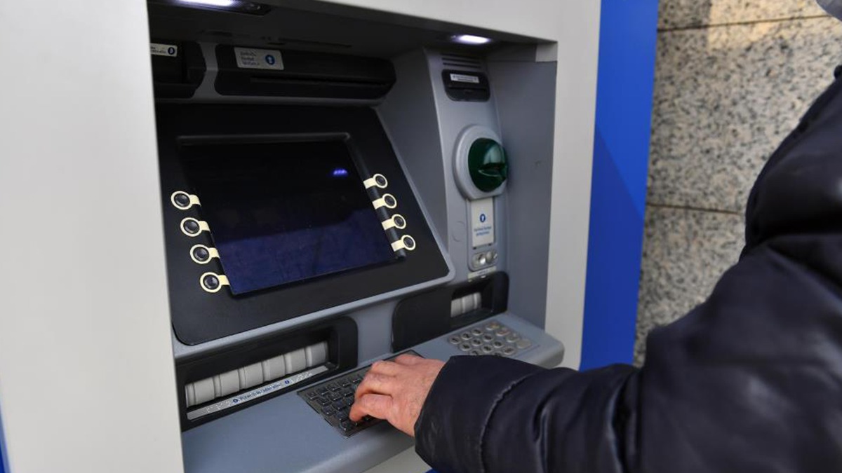 ATM'yi kullanan bir vatandaş. Fotoğraf: AA