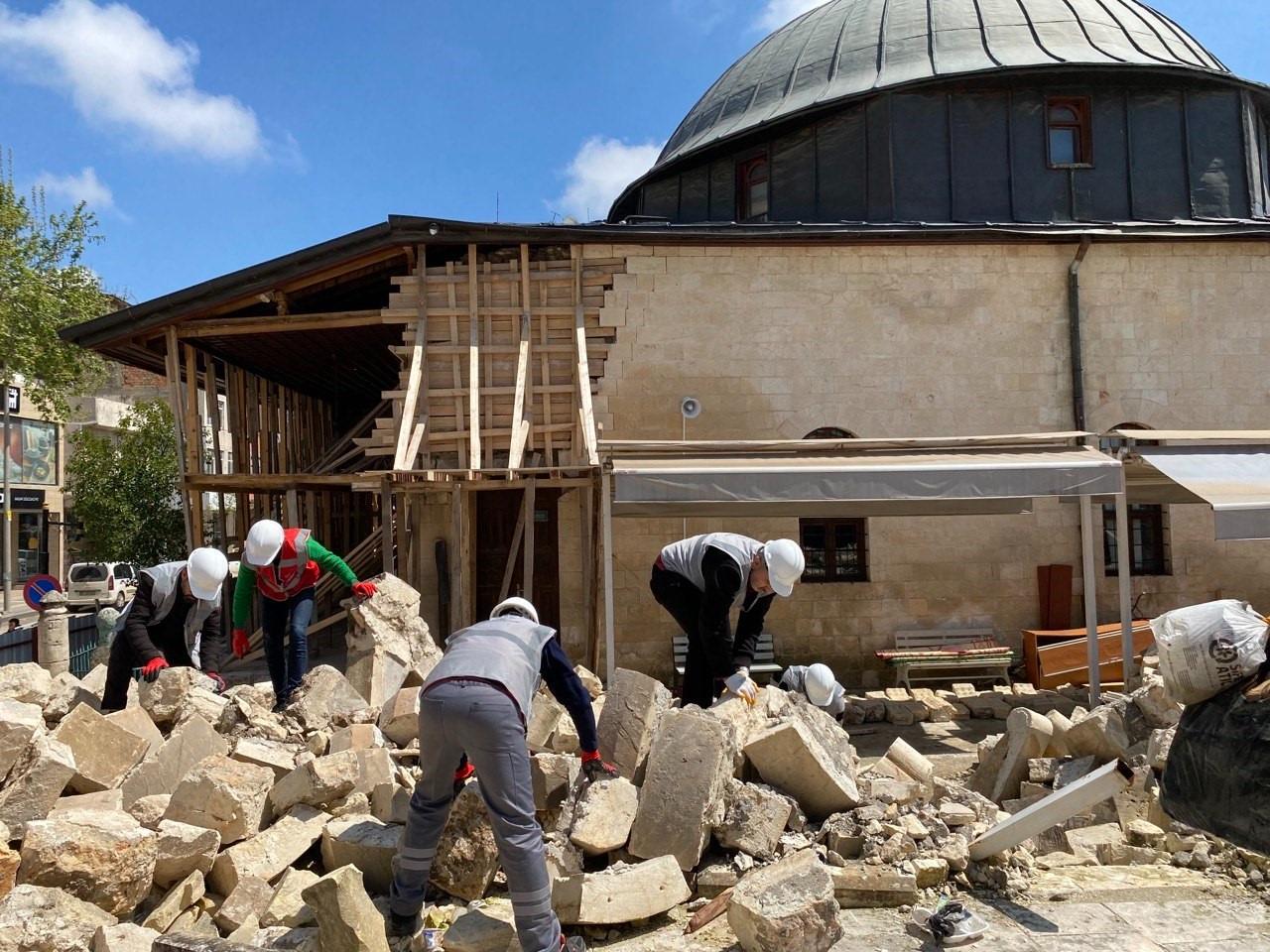 Tarihi yapılar deprem hasarı sonrası belgeleniyor