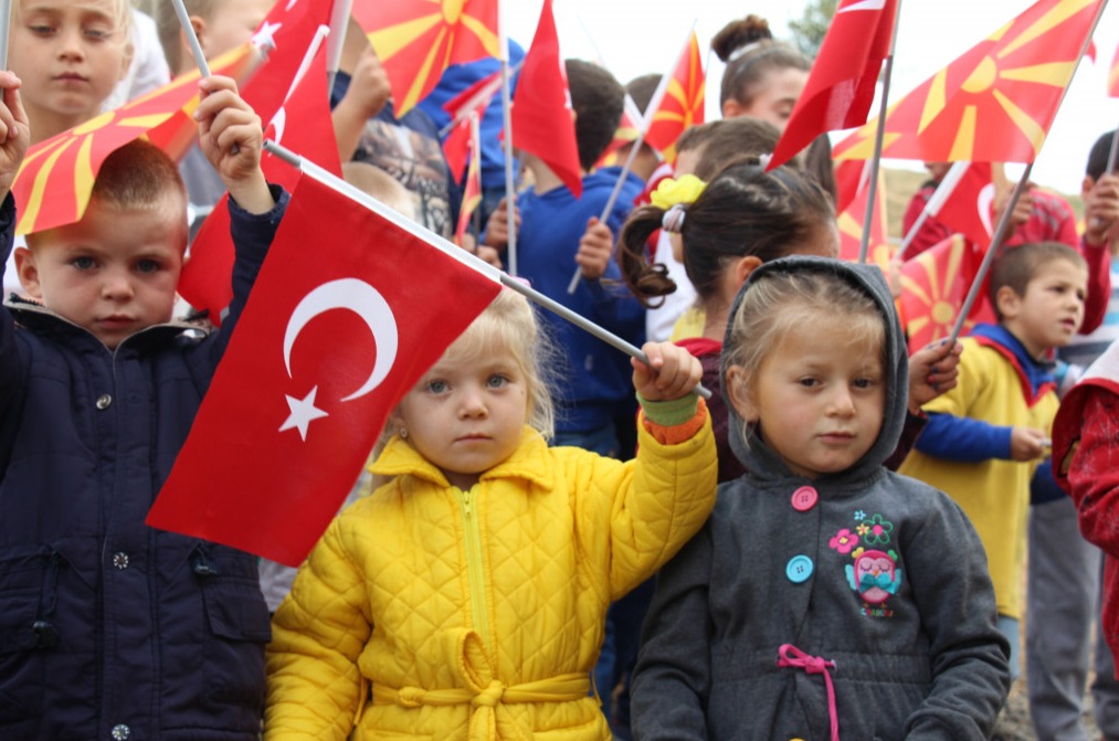 Ellerinde Türk bayrağı olan Kuzey Makedonyalı çocuklar