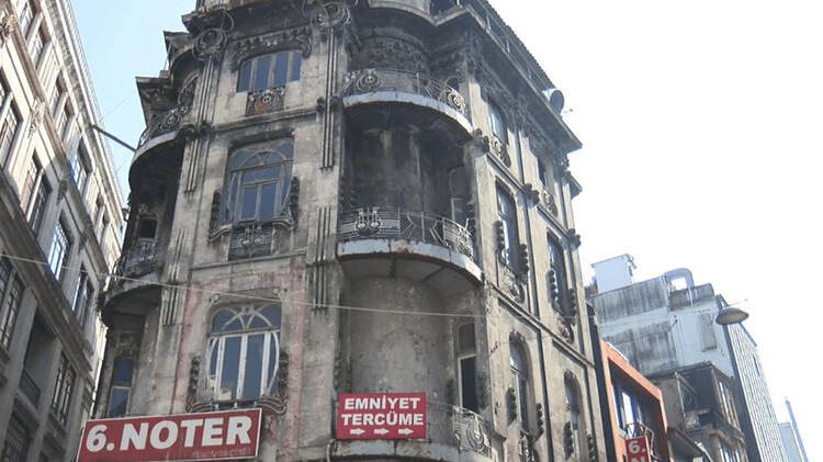 Sirkeci'de Tarihi Katliam: Vlora Han Harabeye Dönüştü