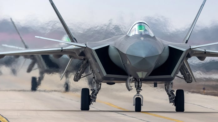 Çin'in neredeyse 200 adet J-20 savaş uçağı var