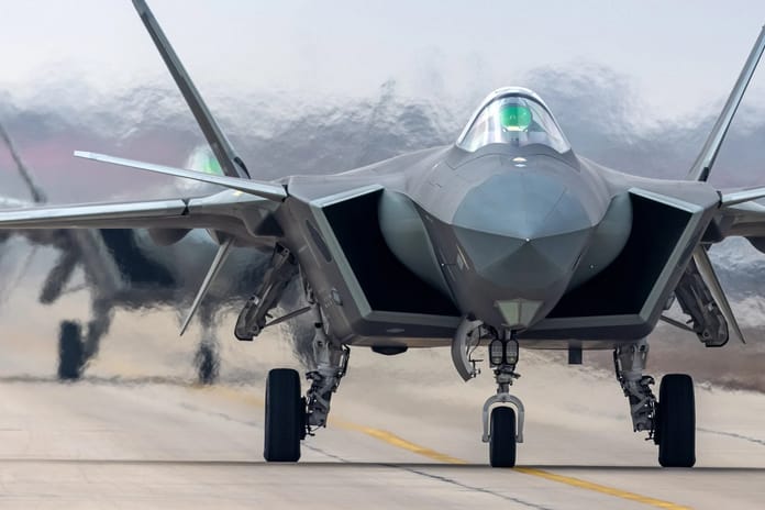 Çin'in neredeyse 200 adet J-20 savaş uçağı var