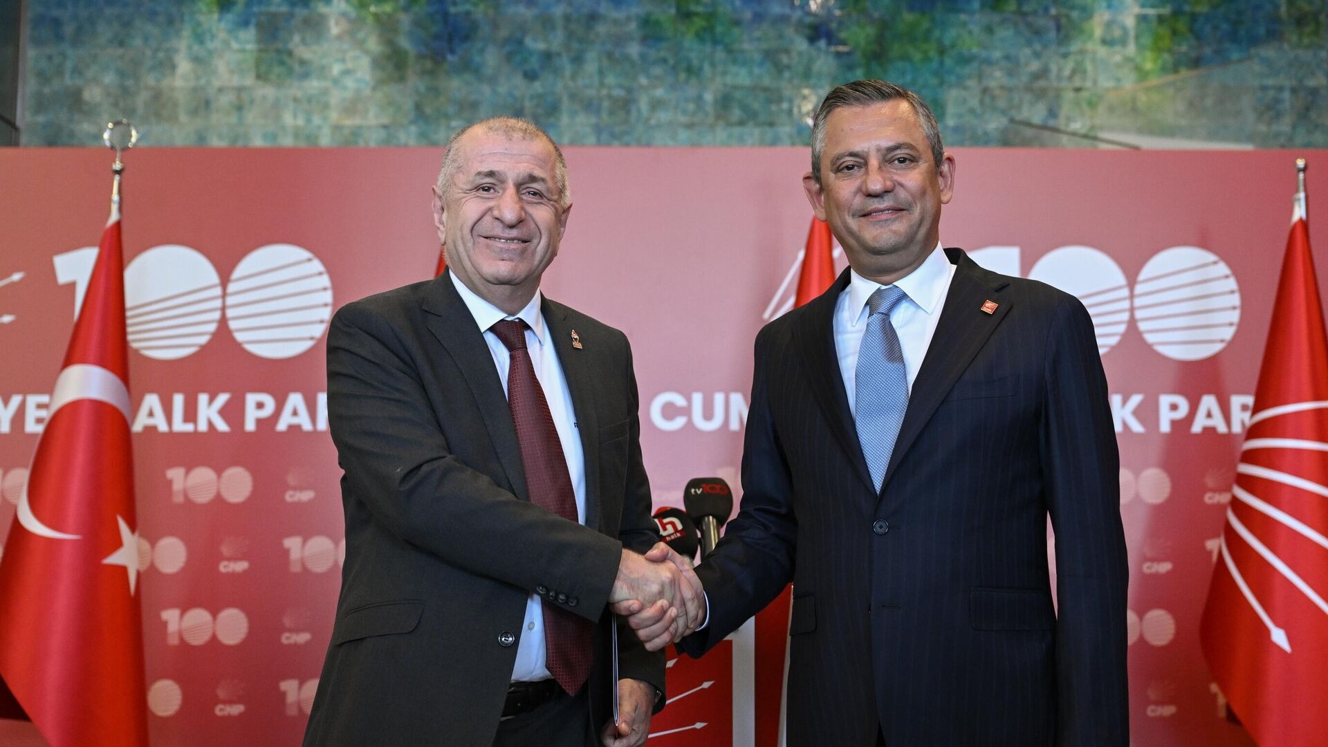 Ümit Özdağ ve Özgür Özel. Fotoğraf: AA