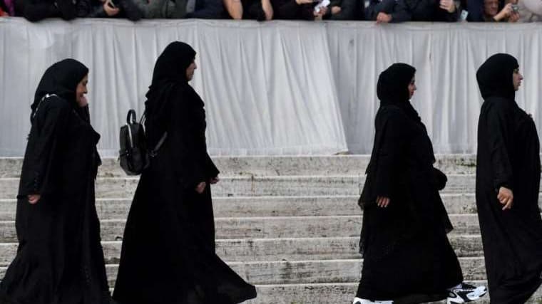 Fransa'da abaya yasağı: Okullarda polisler nöbete başladı