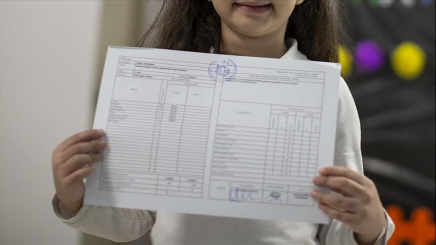 Öğrencilerin karneleri değişiyor