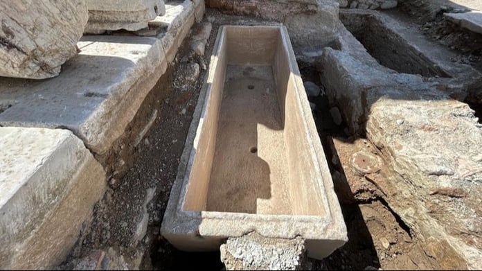 İzmir'de arkeologların bulduğu Roma gladyatör lahdinin içinden 12 kişinin kalıntısı çıktı