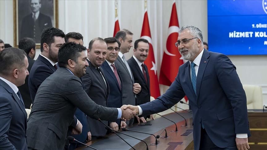 Bakan Işıkhan: Ocak'ta kamu görevlilerine %45 zam yapılacak