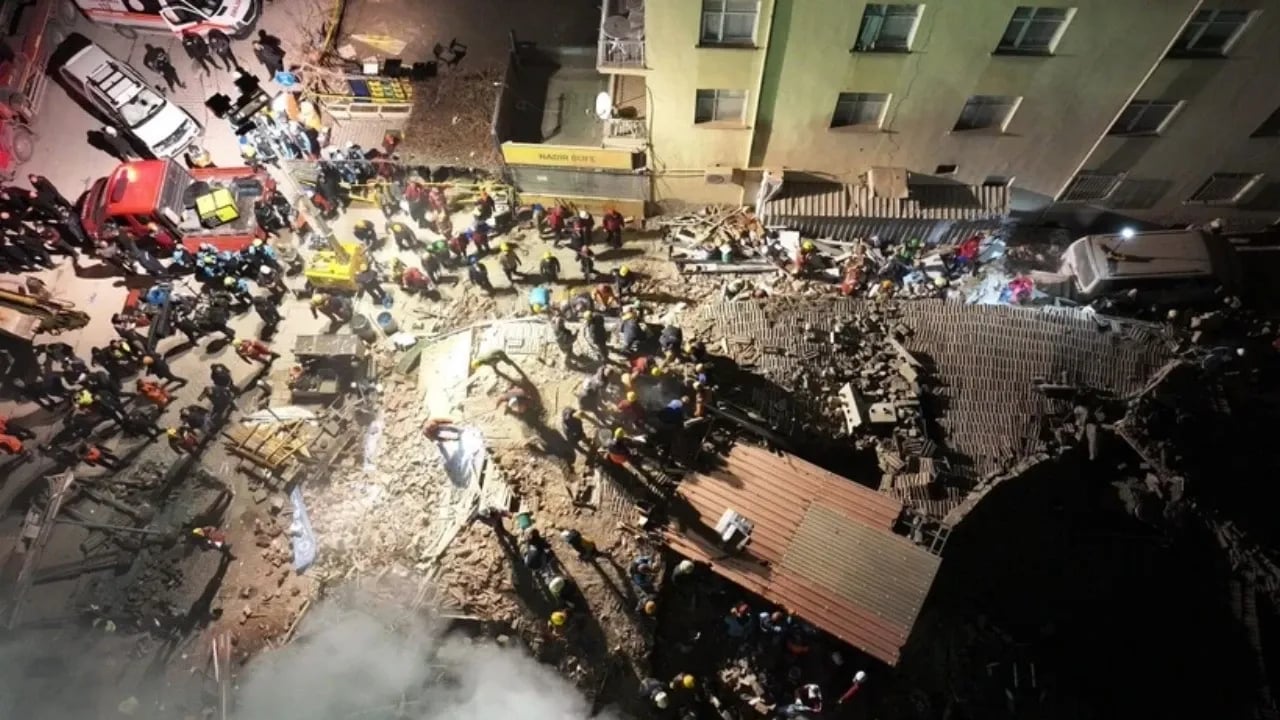 Konya'da çöken bina. Fotoğraf: AA