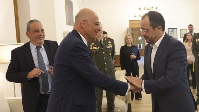 Yunanistan Güney Kıbrıs'taki Türk köyüne üs kuruyor