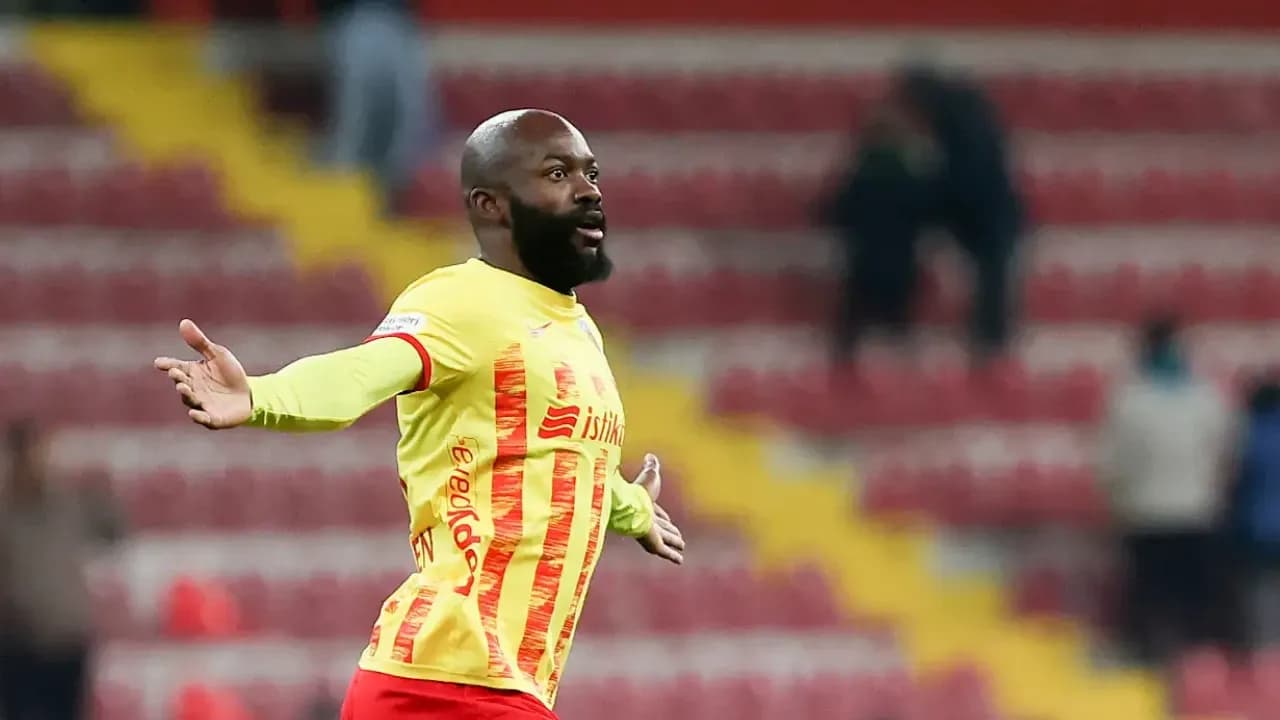 Takım arkadaşına tokat attı, kırmızıyı gördü: Süper Lig’deki en ilginç kırmızı kart!