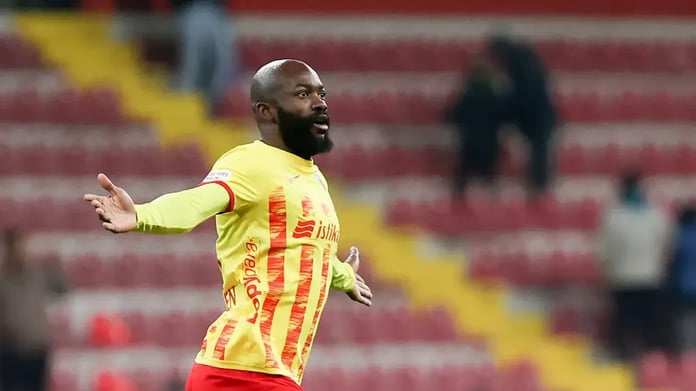 Takım arkadaşına tokat attı, kırmızıyı gördü: Süper Lig’deki en ilginç kırmızı kart!