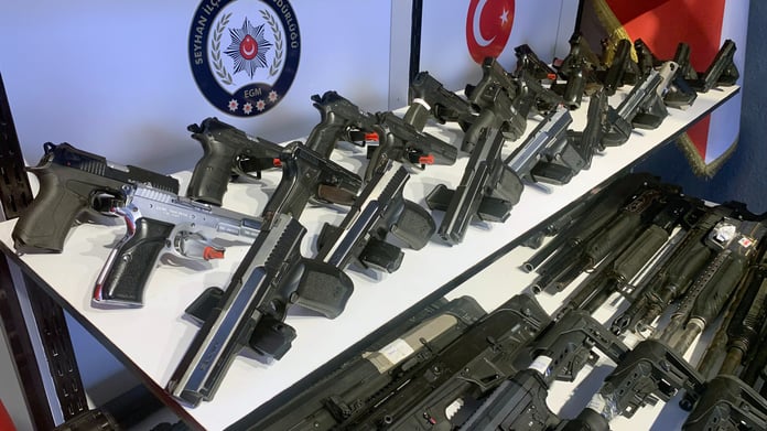 Adana’da ruhsatsız silah bulunduranlar tutuklandı; cinayet oranı yüzde 70,2 düştü