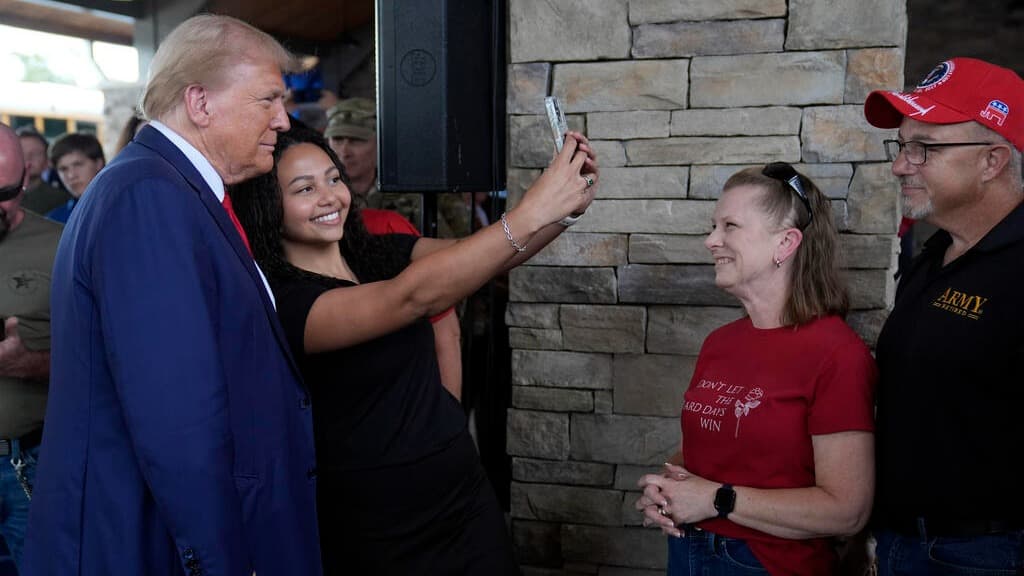 Helene Kasırgası'nın yıktığı bölgelerde oy toplama yarışı: Trump ve Harris sahaya indi