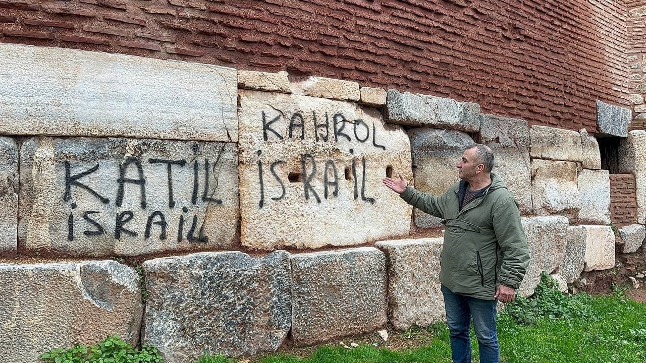 İznik'te 2 bin yıllık surlara "Katil İsrail" yazdılar