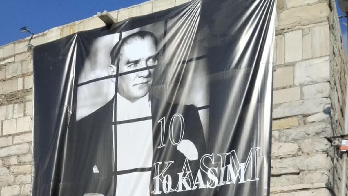 Gelibolu Belediyesi'nin 10 Kasım afişi tepki çekti