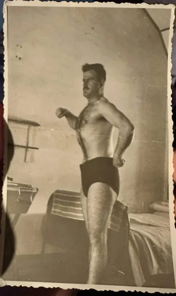 Slip iç çamaşırı giyen Hafız Esad fotoğrafı. Fotoğraf: AFP