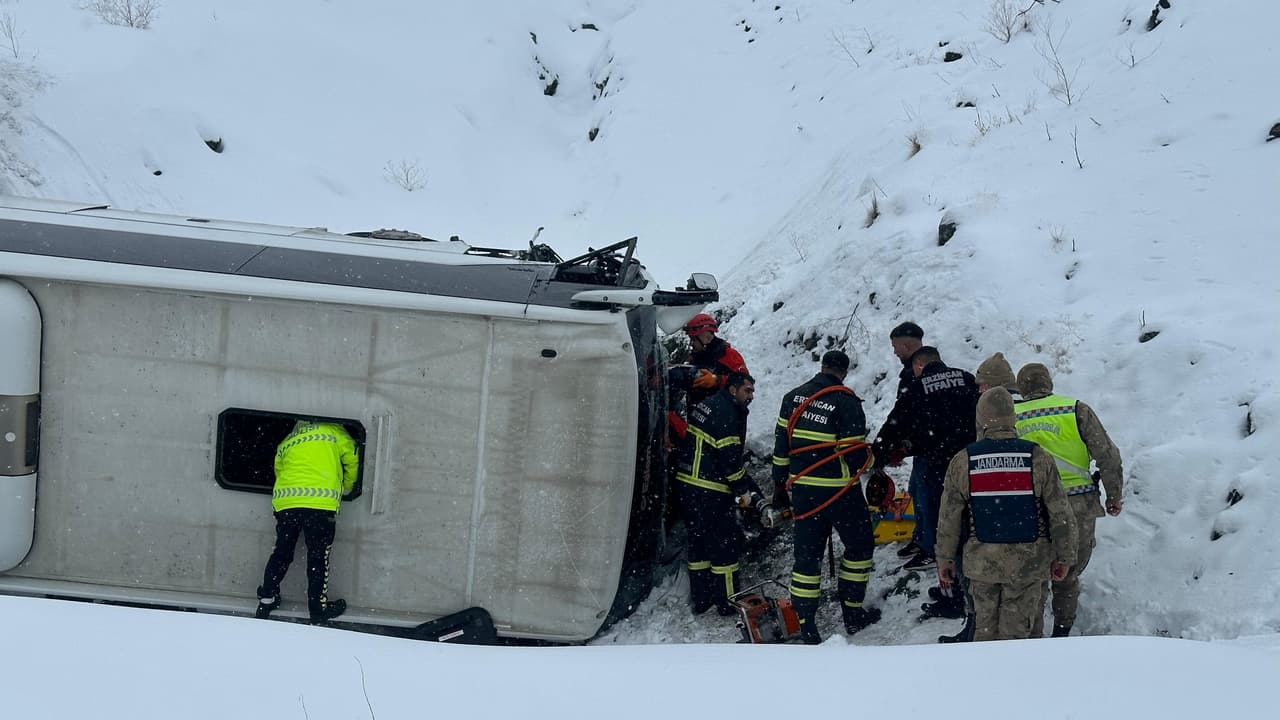 Erzincan’da yolcuları taşıyan otobüs devrildi