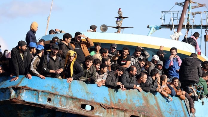 Akdeniz'de yüzlerce düzensiz göçmeni taşıyan tekneden haber alınamıyor
