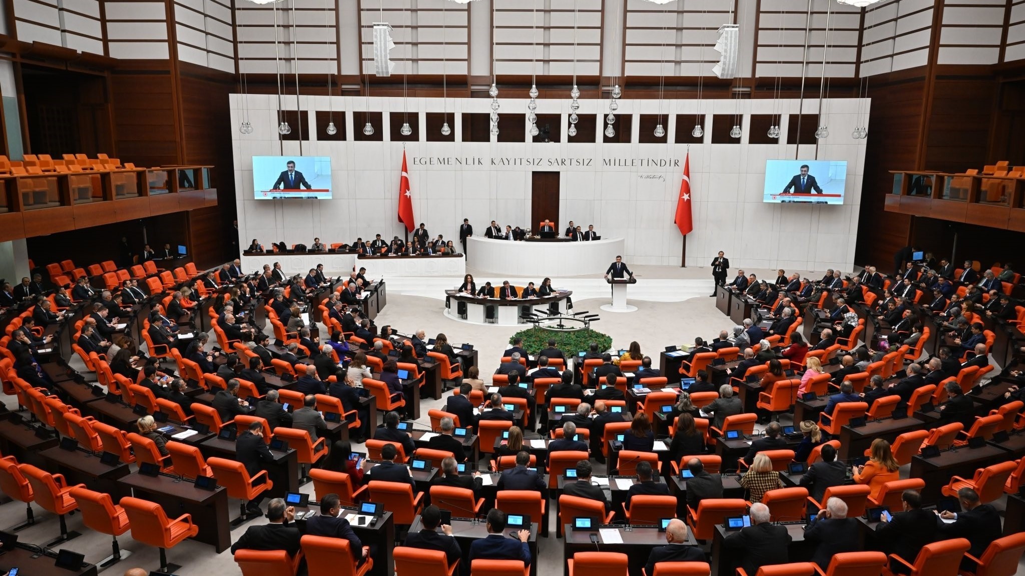 Son 7 ayda Meclis’te 600 milletvekilinden 61’i partilerden istifa etti