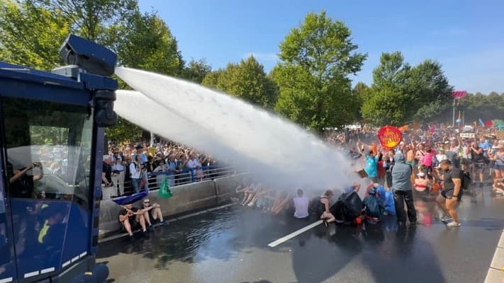 Hollanda'da fosil yakıt protestosu: 500 aktivist gözaltına alındı