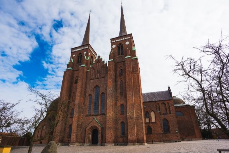 MS 960 yılında Bluetooth, Zealand adasının kuzeydoğusundaki Roskilde şehrini Danimarka’nın yeni başkenti yaptı. Devasa Gotik katedral, Bluetooth’un gömülü olduğuna inanılan kilisenin üzerine MS 1200 civarında inşa edildi.