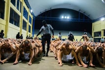 El Salvador'da Amerika kıtasının en büyük hapishanesine 2 bin çete üyesi nakledildi