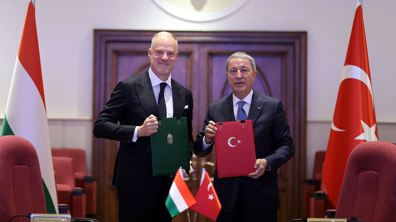 Milli Savunma Bakanı Hulusi Akar ile Macaristan Savunma Bakanı Kristóf Szalay-Bobrovniczky, iki ülke arasındaki Askeri Çerçeve Anlaşması'nı imzaladı.