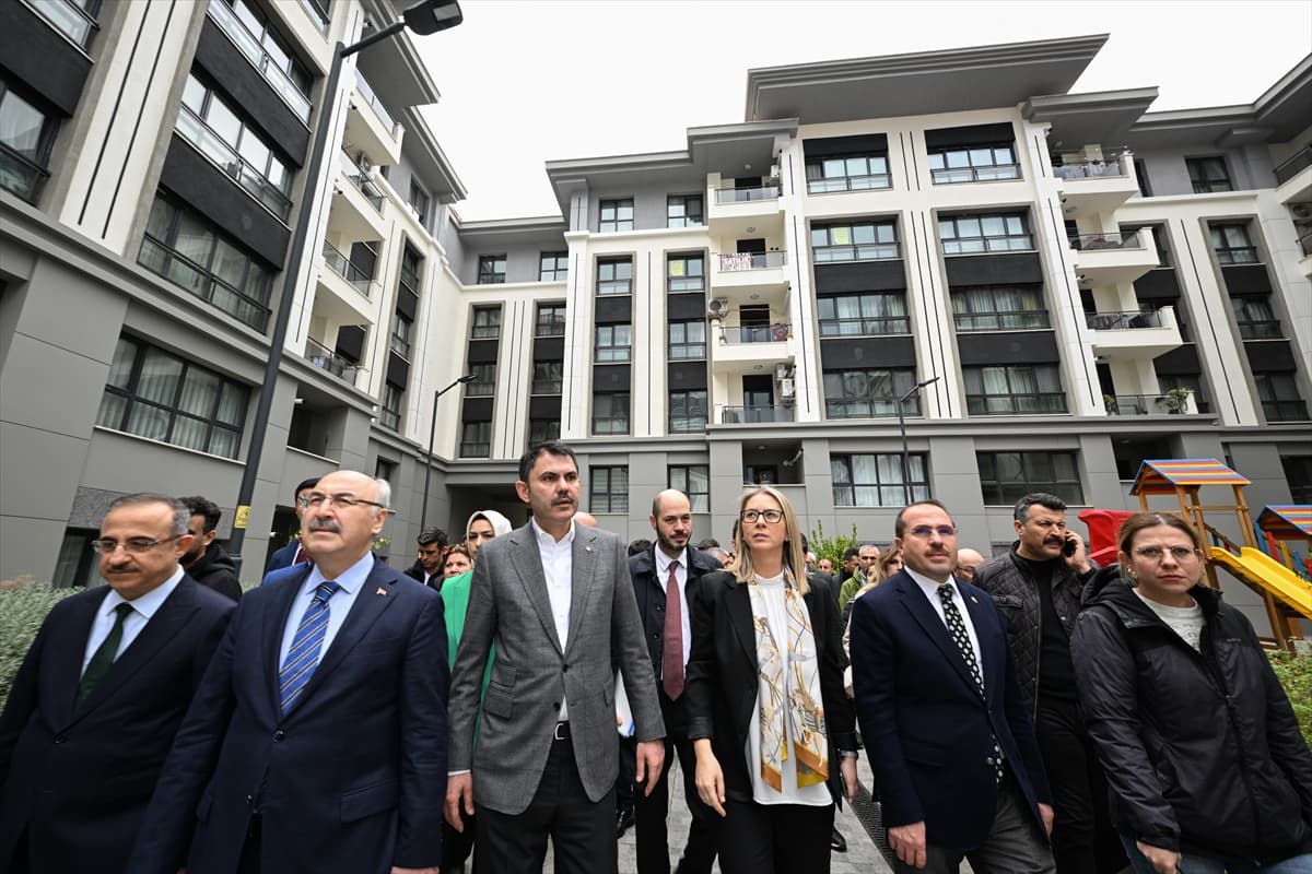 Bakan Kurum İzmir'de depremzedeler için yapılan konutları inceledi