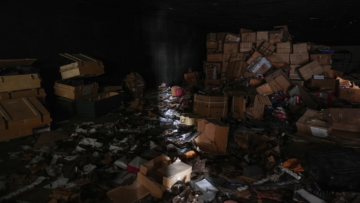 Suriye'de devrik rejimin tonlarca uyuşturucuyu paketlediği karargah. Fotoğraf: AA