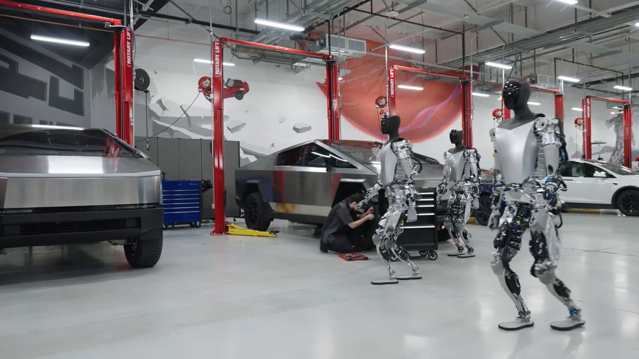 Tesla fabrikasında robot mühendise saldırdı