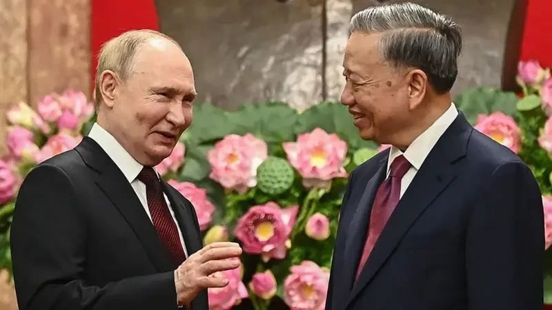 Vladimir Putin Perşembe günü Vietnam'a gerçekleştirdiği ziyarette Vietnam Devlet Başkanı To Lam ile bir araya geldi.