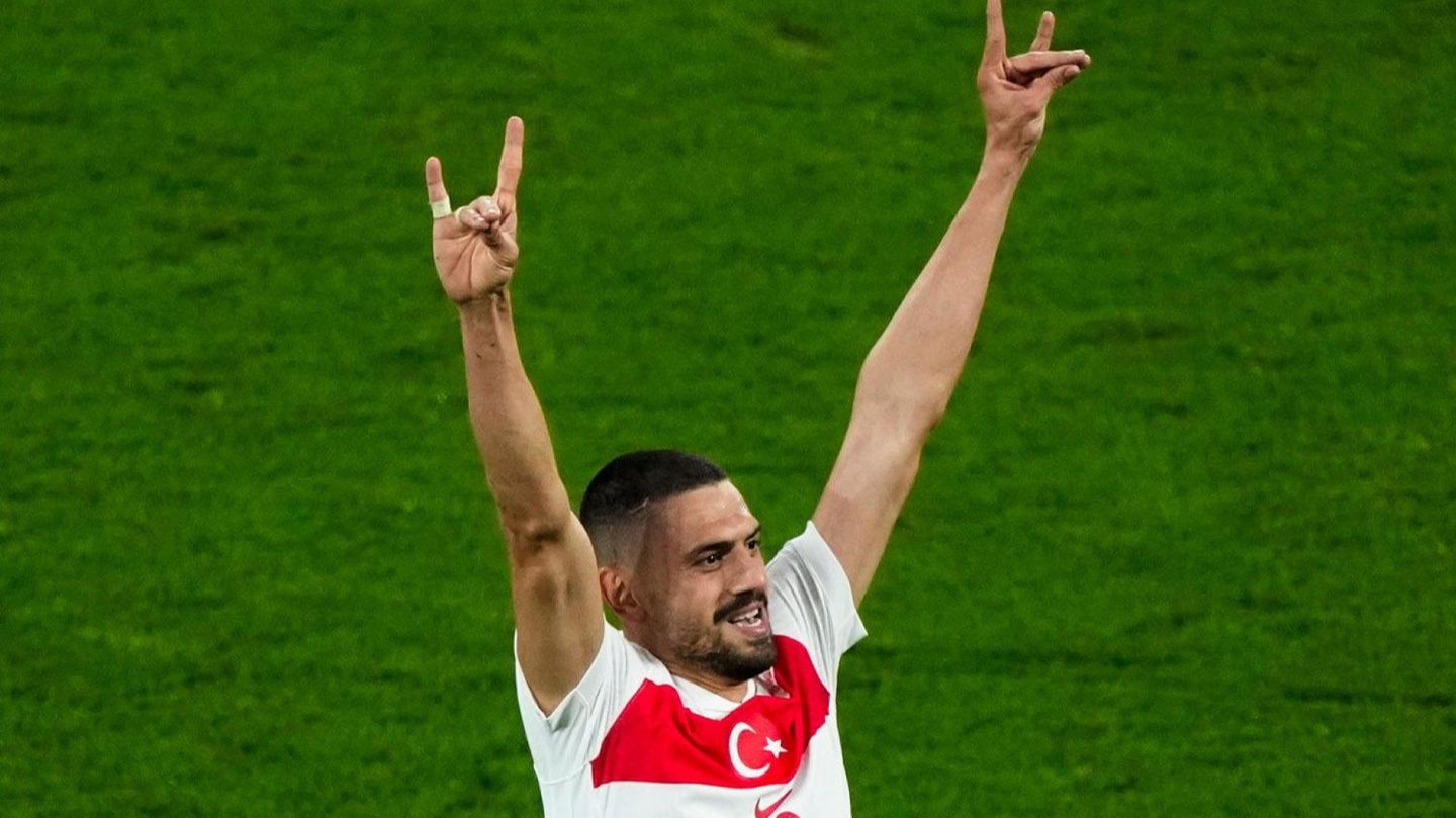Almanya'daki okullarda sessiz tilki işaretine bozkurt yasağı