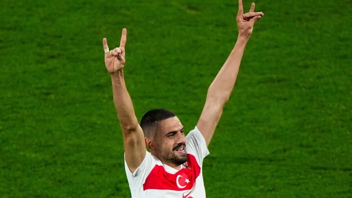 Almanya'daki okullarda sessiz tilki işaretine bozkurt yasağı