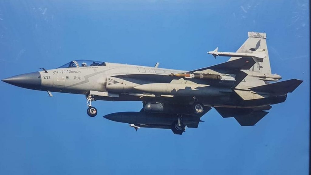 ASELPOD entegreli JF-17 savaş uçağı.