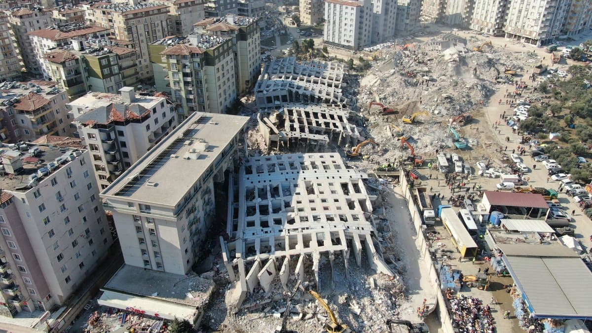 Hatay'da depremde yıkılan Rönesans Sitesi'nin sorumlularından 4 kişi daha tutuklandı