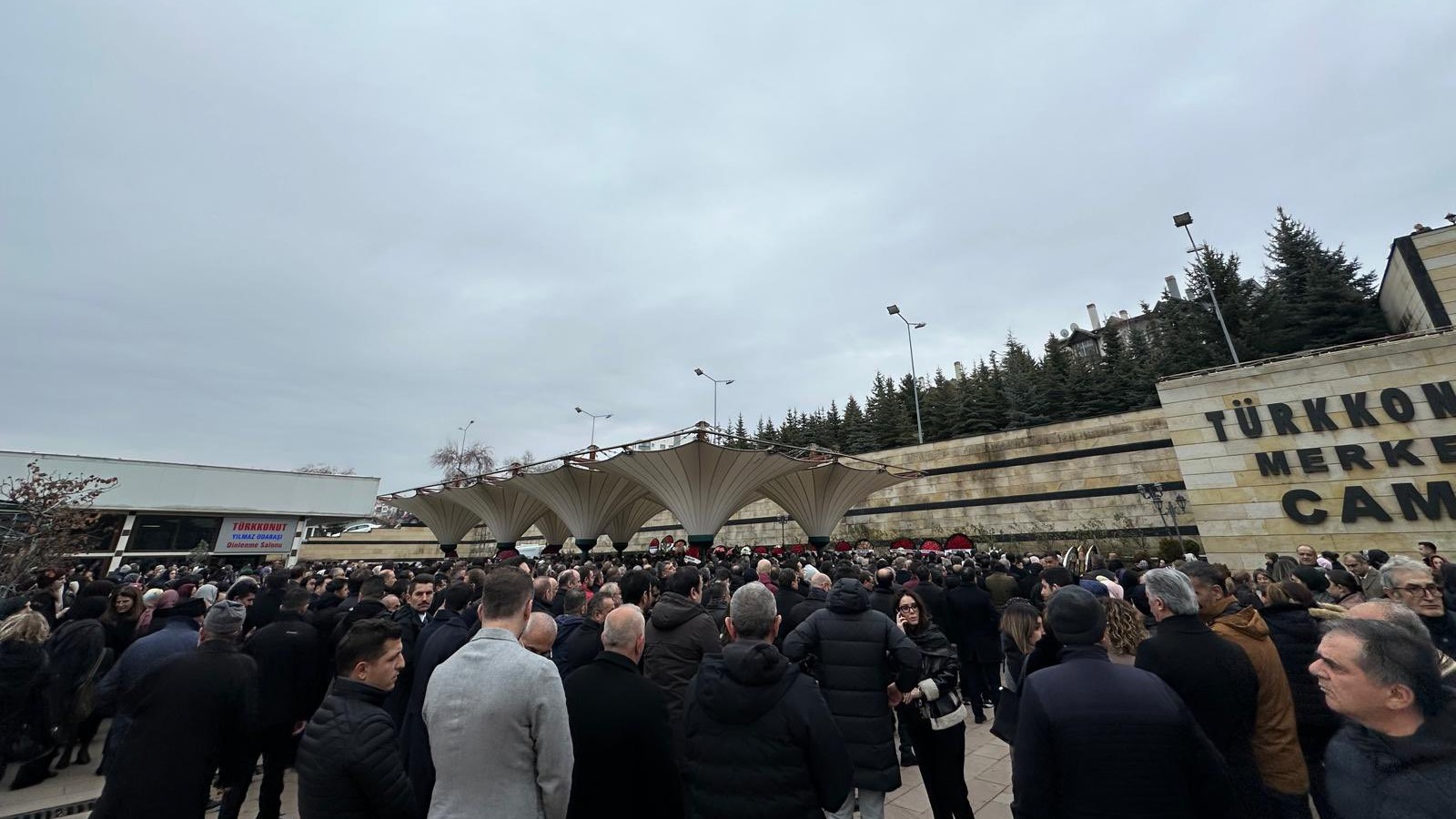 Yiğit Gençbay'ın cenazesi Türkkonut Merkez Camii’nden kaldırıldı. Fotoğraf: X / @zeynepyildiztr