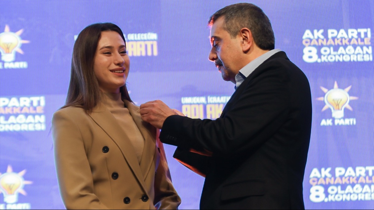 Milli Eğitim Bakanı Yusuf Tekin, Zeynep Çelik'e AK Parti rozetini takarken. Fotoğraf: AA