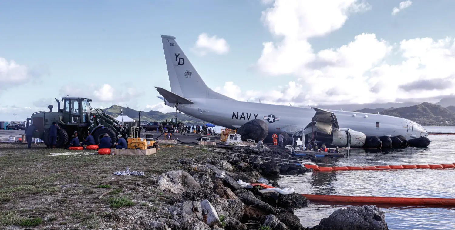 ABD Donanması P-8A Poseidon uçağını Hawaii'de Sudan Nasıl Çıkardı?