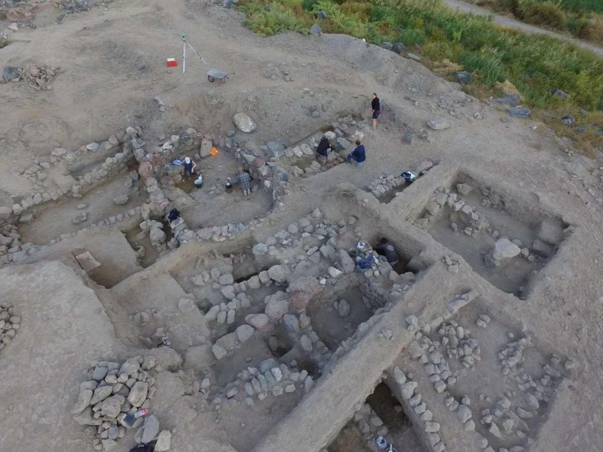 Ermenistan'da Mezarda İskelet ve Altın Keçeler