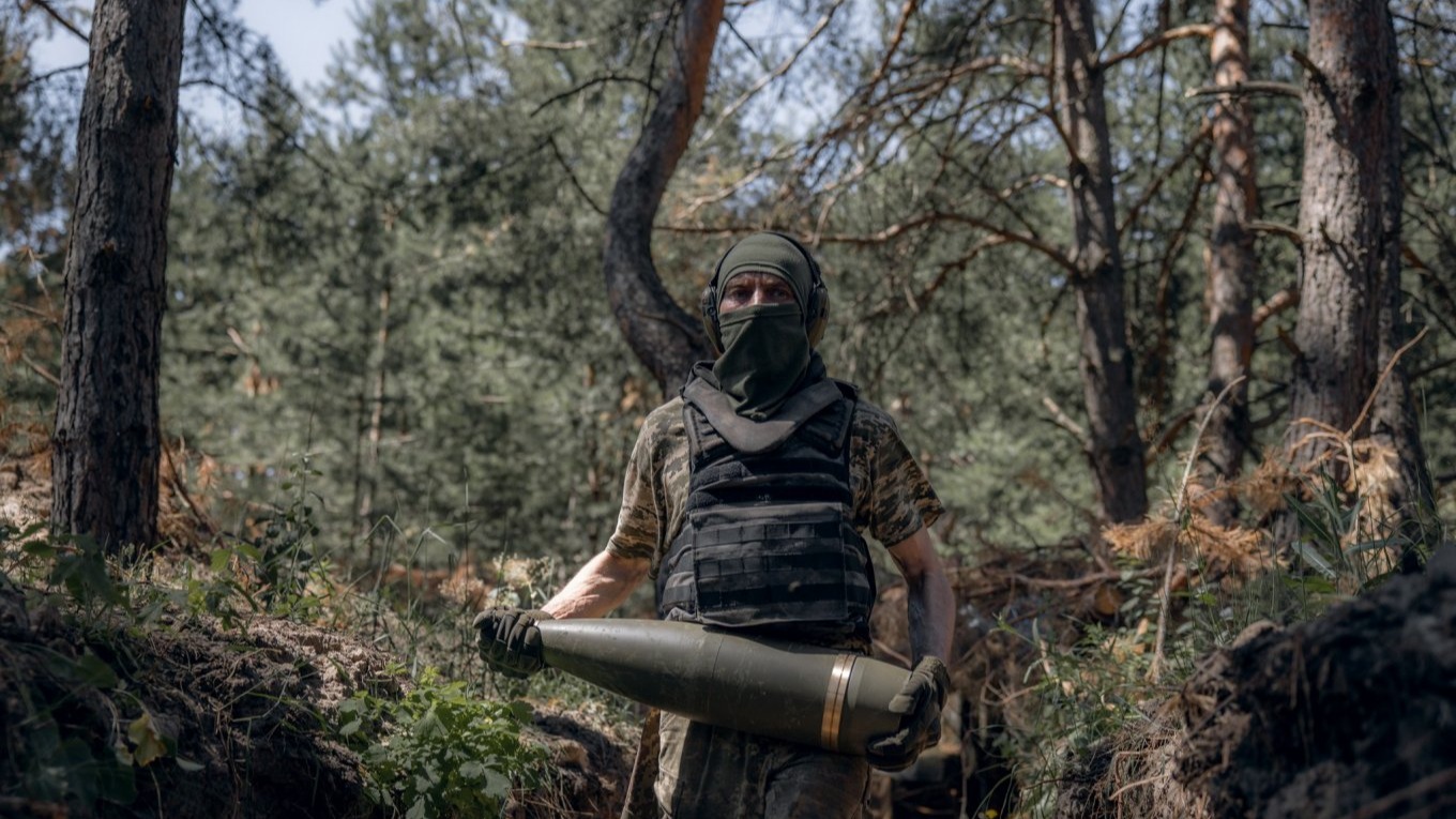 155mm mermi taşıyan Ukraynalı bir asker