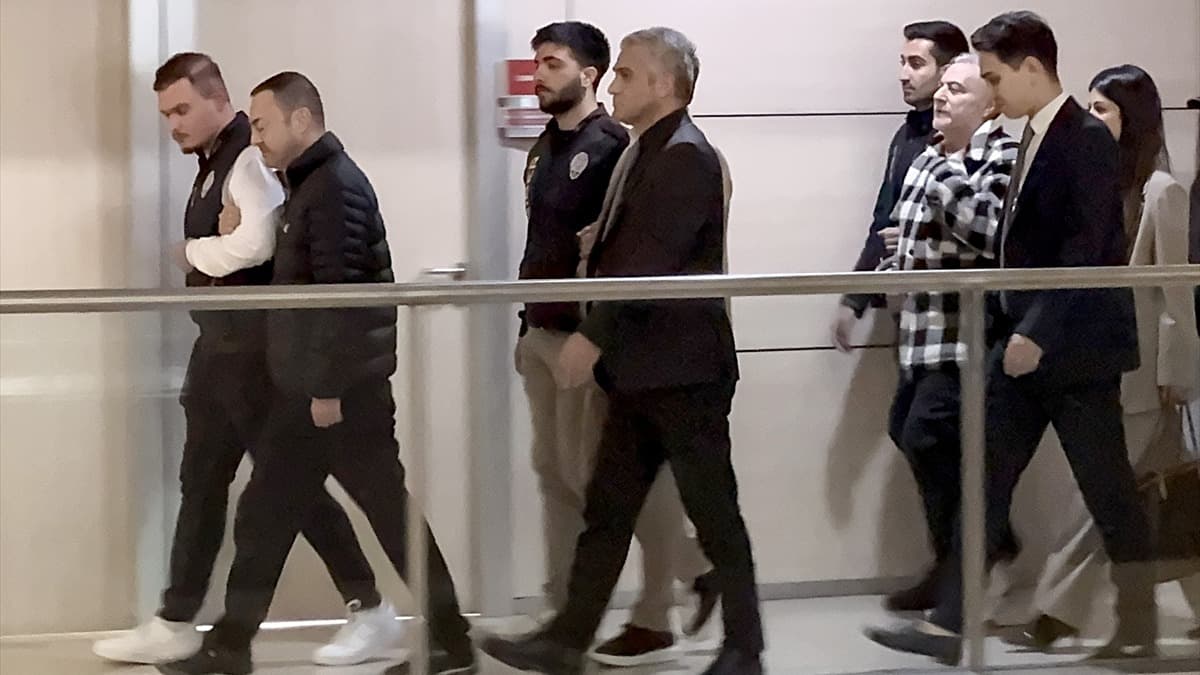 Yasa dışı bahis soruşturmasında Serdar Ortaç ve Mehmet Ali Erbil'e ev hapsi verildi