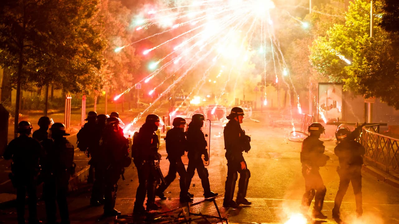 Fransa'da seçim sonrası şiddet endişesi: 30 bin polis görevlendirilecek