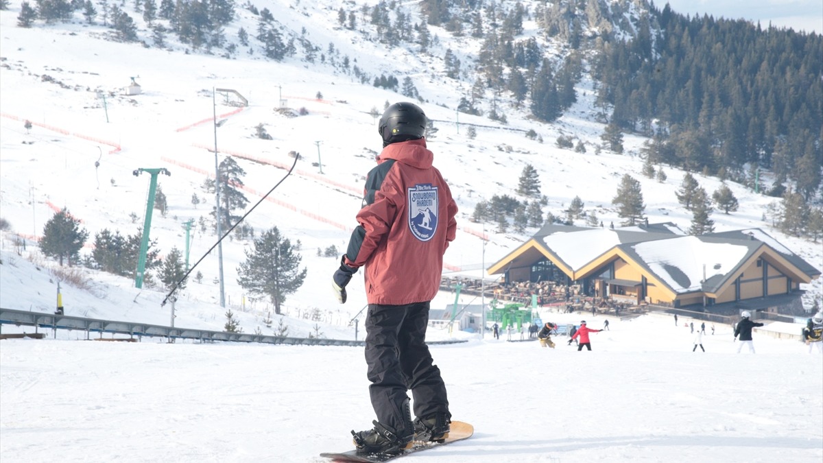 Kartalkaya Kayak Merkezi'nde bir kayakçı. Fotoğraf: AA