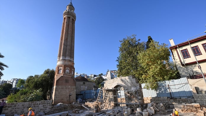 Antalya'nın simge yapısı Yivli Minare bölgesindeki kazılarda yeni bulgulara ulaşıldı